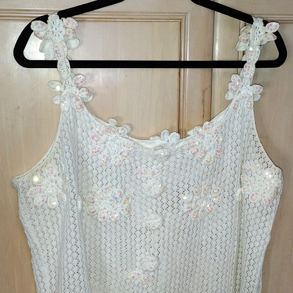 💥VINTAGE Newport News White Knit Tank Top With Delicate Sequin Crochet Flowers - Picture 10 of 13